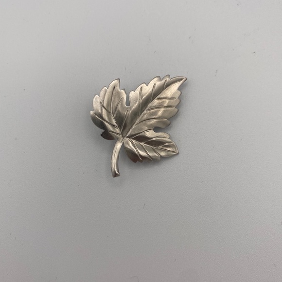 Authentic Vintage TIFFANY & CO Maple Leaf brooch - Picture 3 of 7